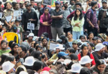 റാങ്ക് ലിസ്റ്റില് നിന്ന് നിയമനം വൈകുന്നു; പിഎസ്.സി റാങ്ക് ഹോള്ഡര്മാര് മുഖത്ത് കരി തേച്ച് പ്രതിഷേധിച്ചു