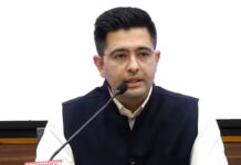 ആം ആദ്മി പാര്ട്ടി പിളര്ത്തി രാഘവ് ഛദ്ദ; മൂന്ന് എംപിമാരുമായി ബിജെപിയില് ചേരും; പാര്ട്ടി വിട്ടത് ഏഴ് എംപിമാര്